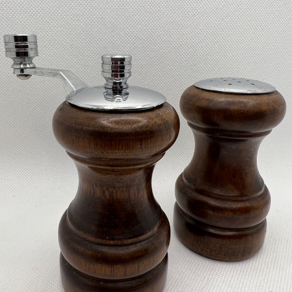 Vintage OLDE THOMPSON Solid Wood Walnut Salt & Pepper Mill - Picture 5 of 8